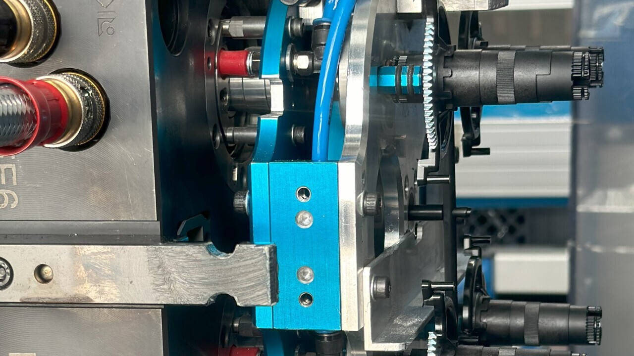 Automatic insertion of segments, simultaneous removal of finished parts